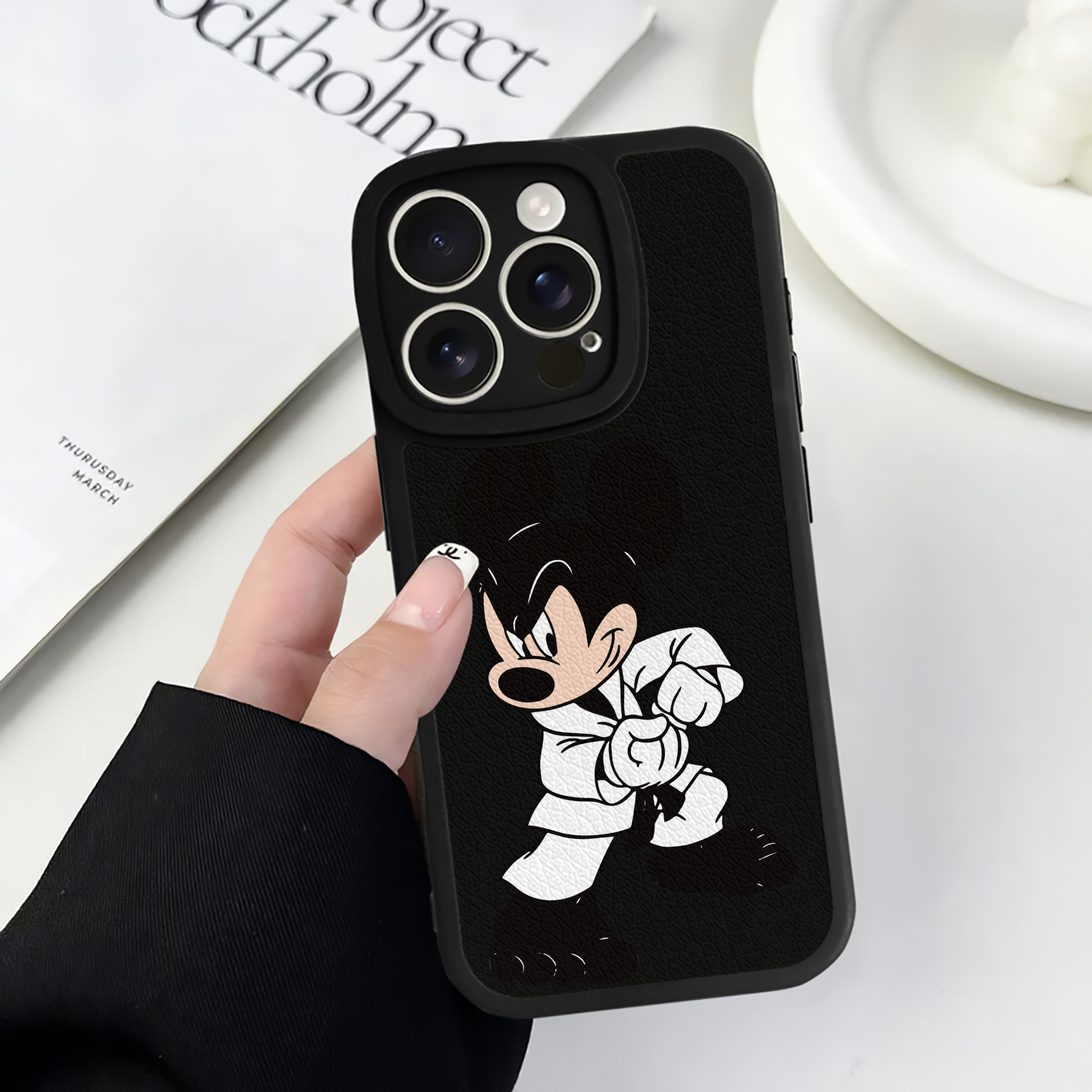 （画像用） ミッキーマウス Mickey Mouse 【iPhone 16シリーズ対応】シリコンスマホケース（レザー調） 材質：シリコン